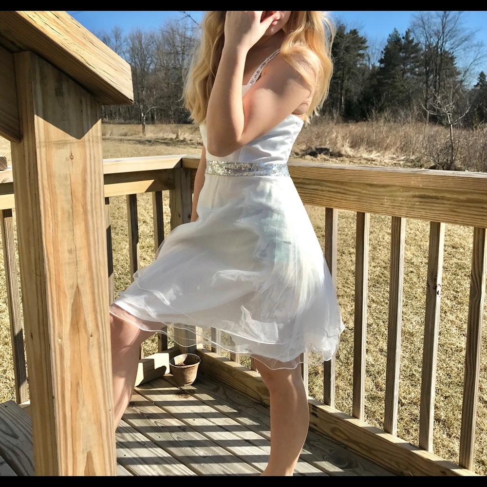 White semi-formal dress (JuniorsLarge)